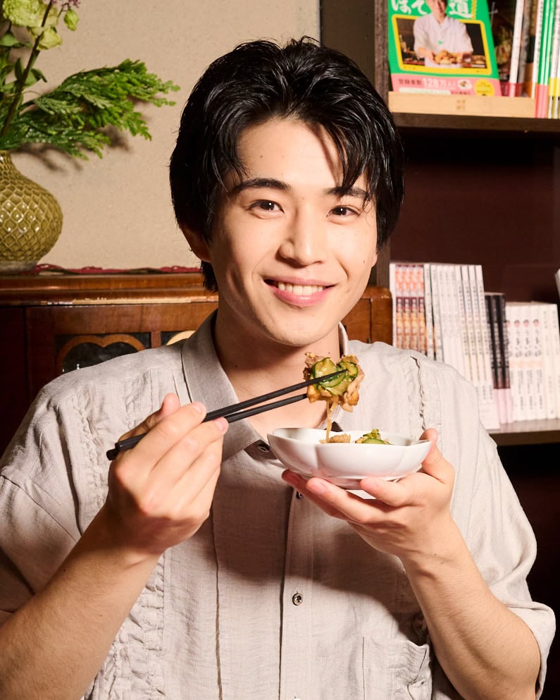 きゅうりチャンプルーを食べる中沢元紀さん