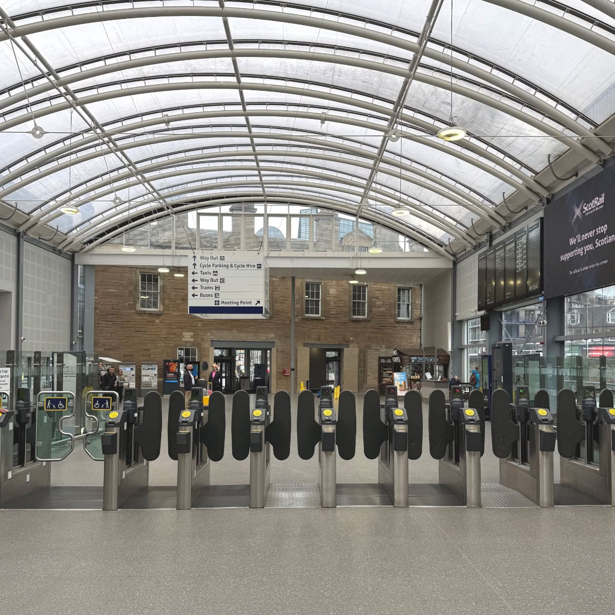 スコットランドの列車scotrailのhaymarket(ヘイマーケット駅)改札