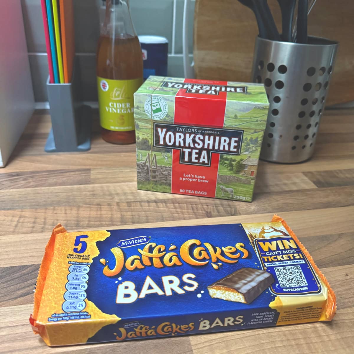 スコットランドのスーパーtescoで買ったヨークシャーティーとジャファケーキ