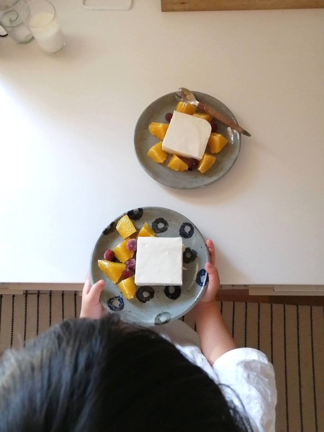 丸い柄が描かれたお気に入りの器にケーキをのせる
