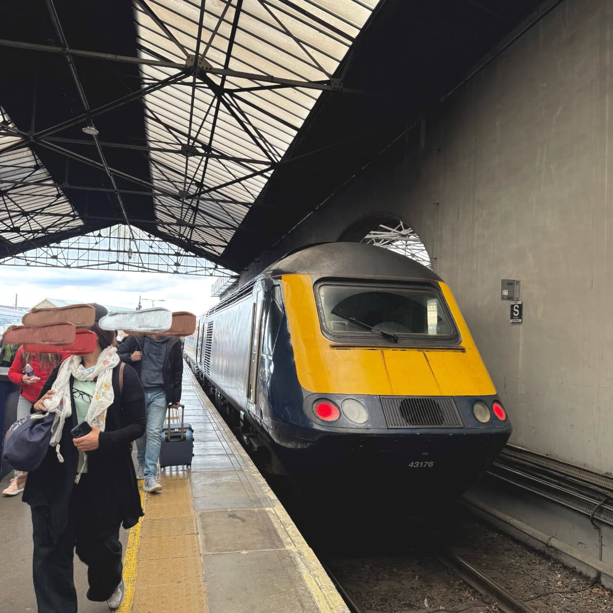 スコットランドの列車scotrail インヴヴァネス駅に車両が到着