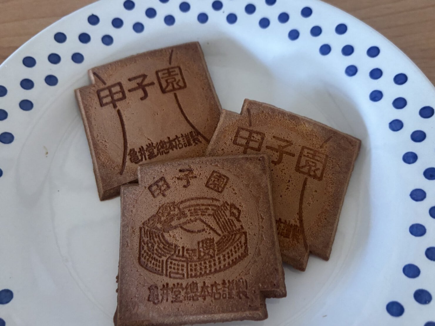 元町・亀井堂総本店の元祖甲子園せんべい