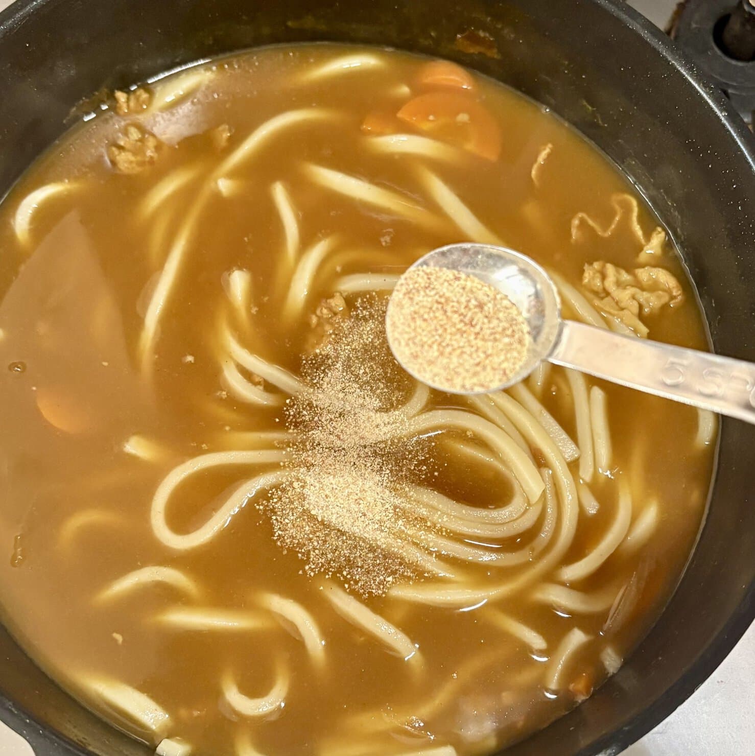 はすやの粉納豆をカレーうどんにかけて手軽に腸活