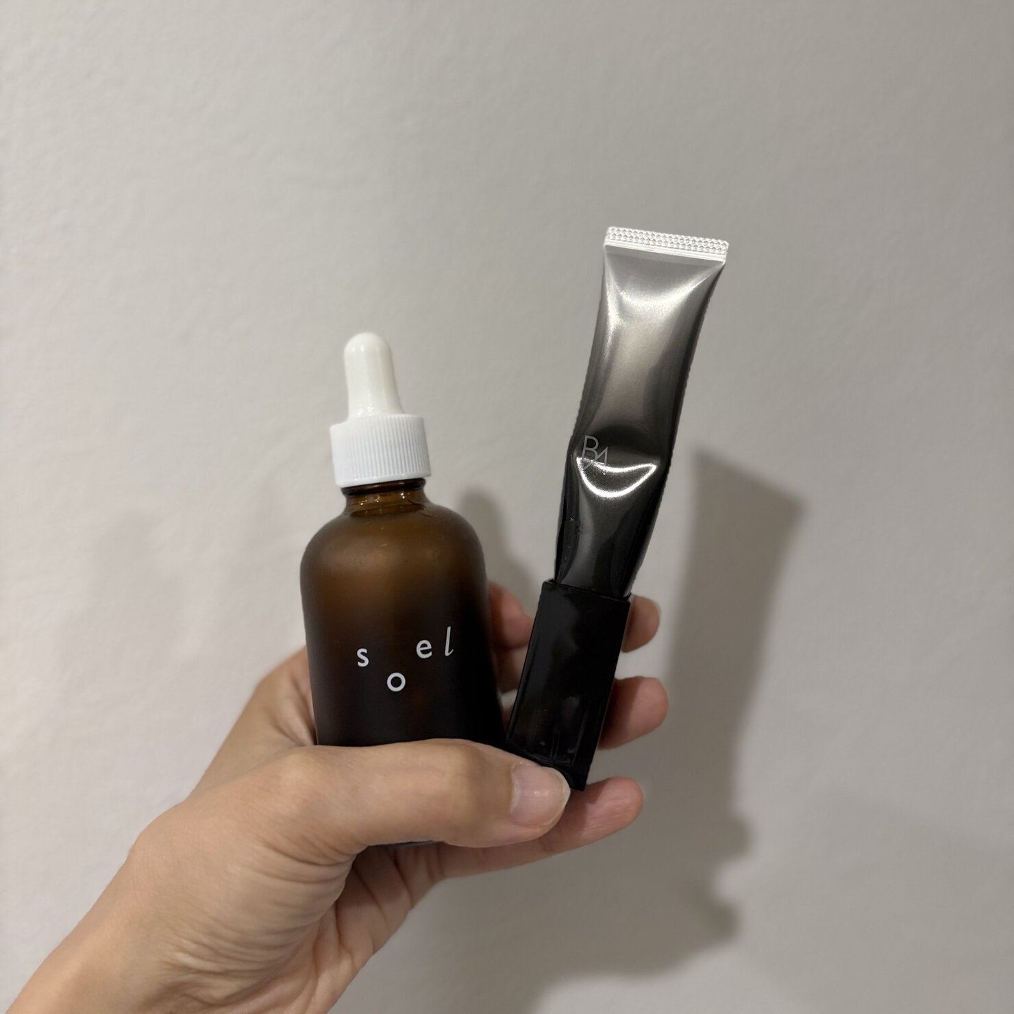 soel「LIVING OIL オーガニックセサミオイル」とPOLA「B.A アイゾーンクリームN」