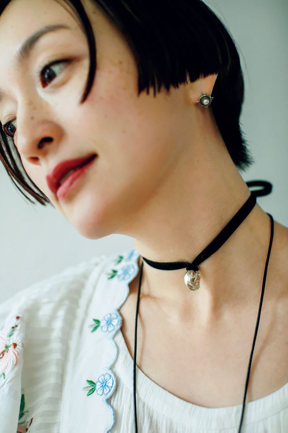 高山都さんの私服スナップ。シルバーのチョーカー、ネックレスはララガンのもの。