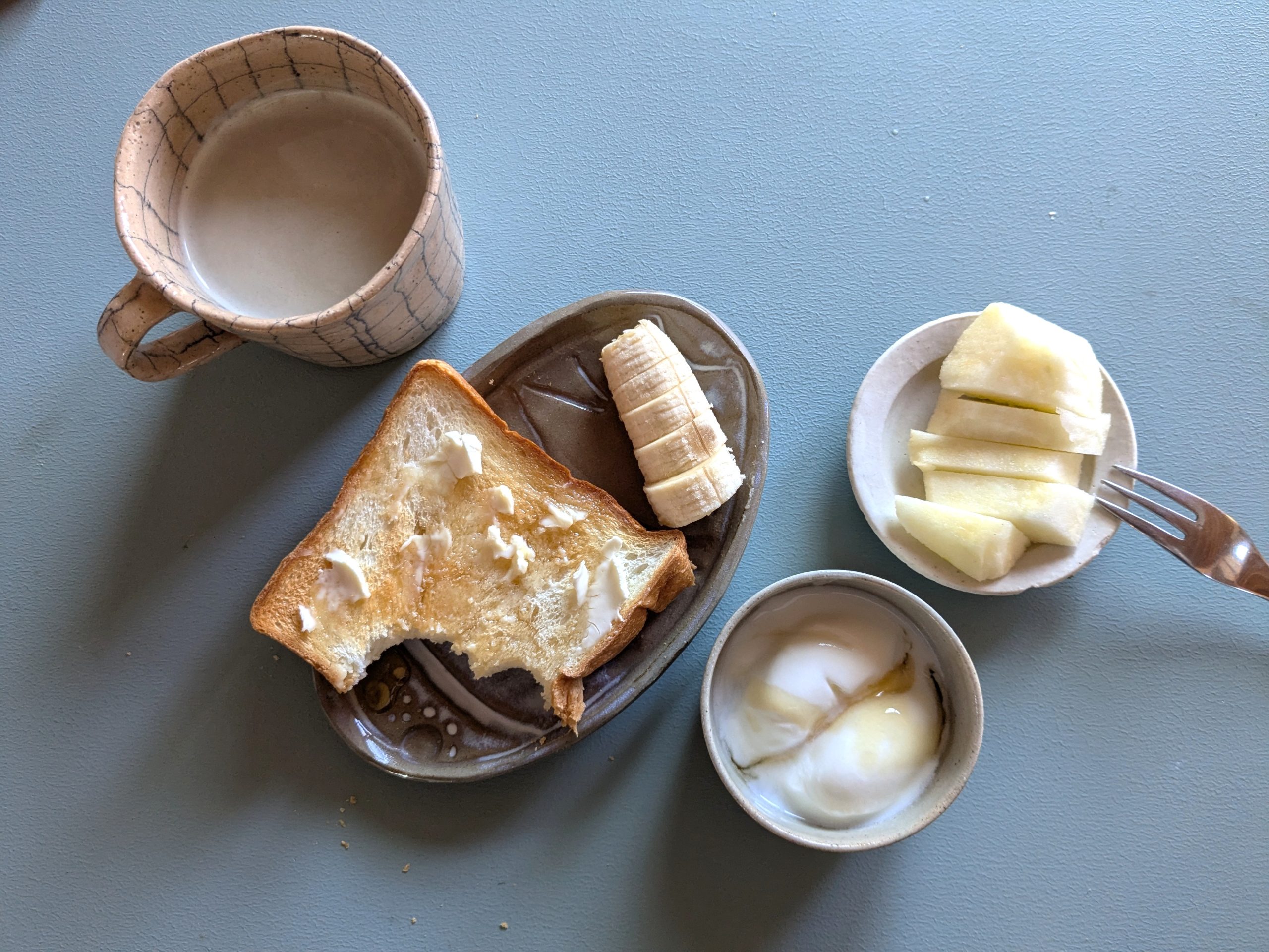 おばが作った陶器で食べるパンの朝食