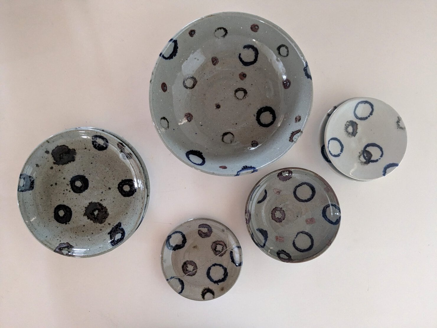 丸い柄が描かれたサイズ違いの陶器シリーズ