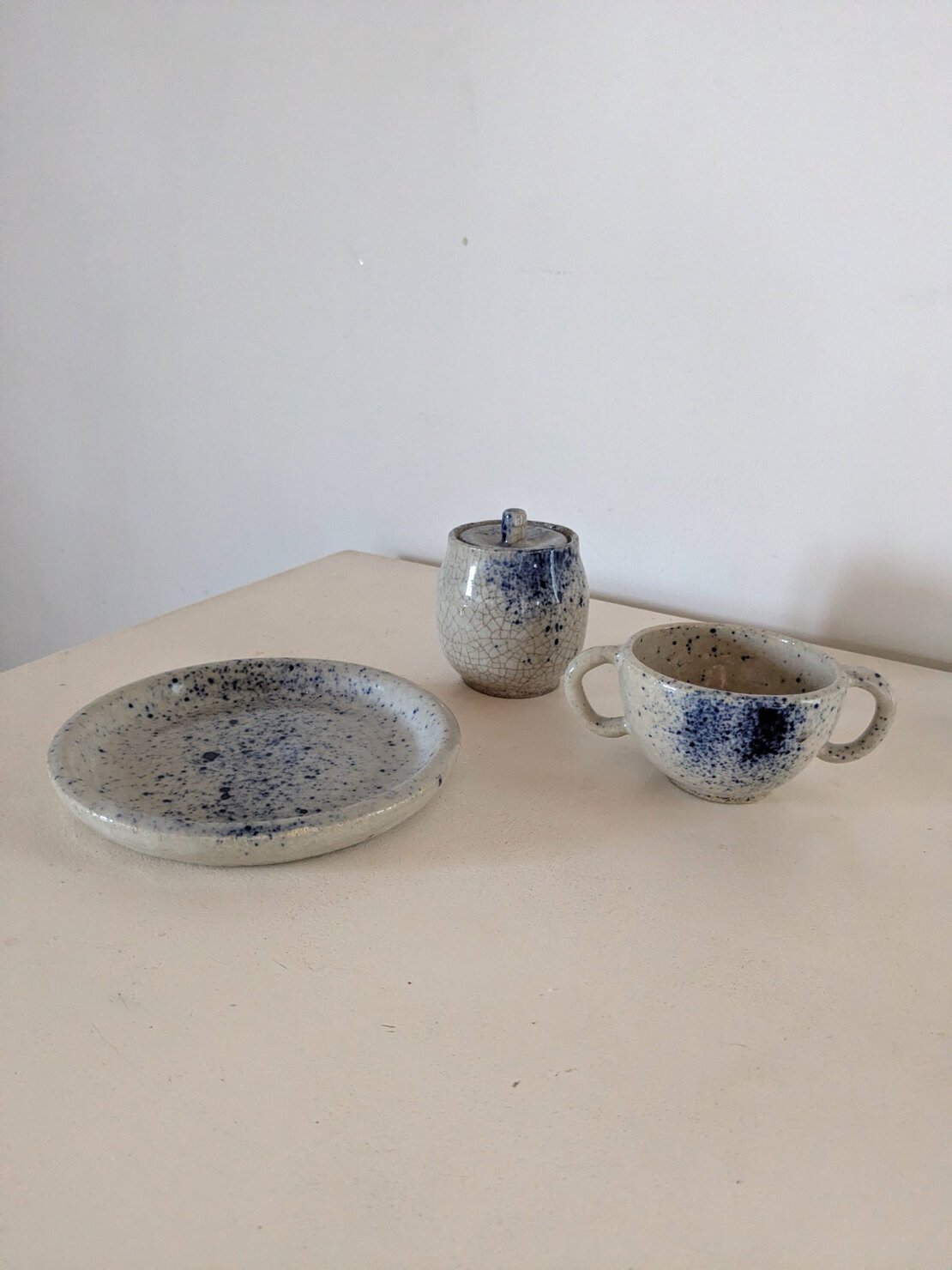 持ち手が二つついた器と小さな平皿など、息子のお食い初め3点セットとしておばが作ってくれた陶器