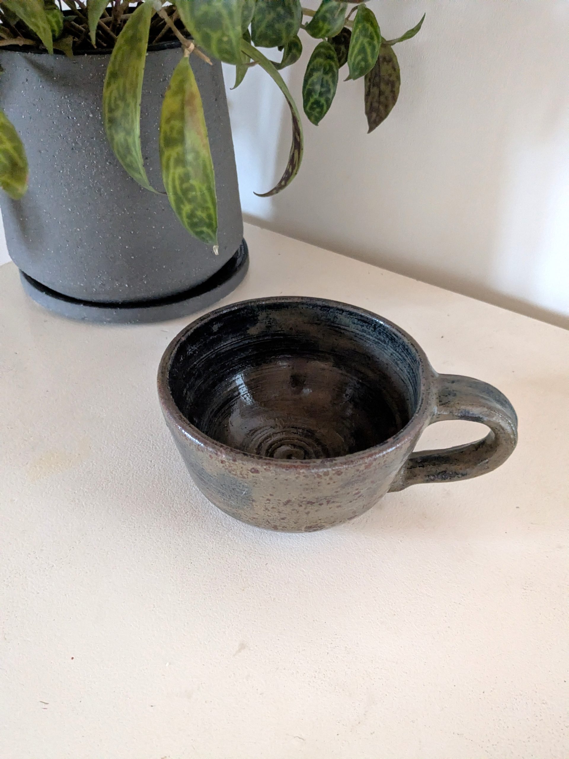 手作りの陶器のマグカップ