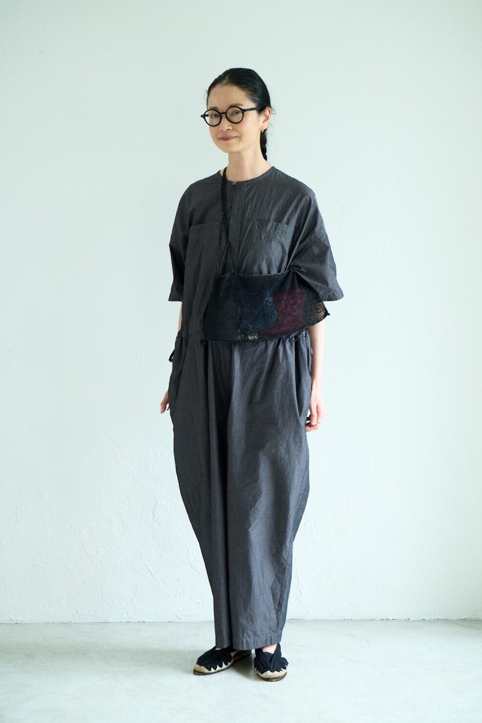かぐれ MD 奥田知子さんの私服ファッションスナップ。ワイドなオールインワンをさらりと一枚で。表情豊かな小物で個性もプラス