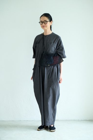 かぐれ MD 奥田知子さんの私服ファッションスナップ。ワイドなオールインワンをさらりと一枚で。表情豊かな小物で個性もプラス