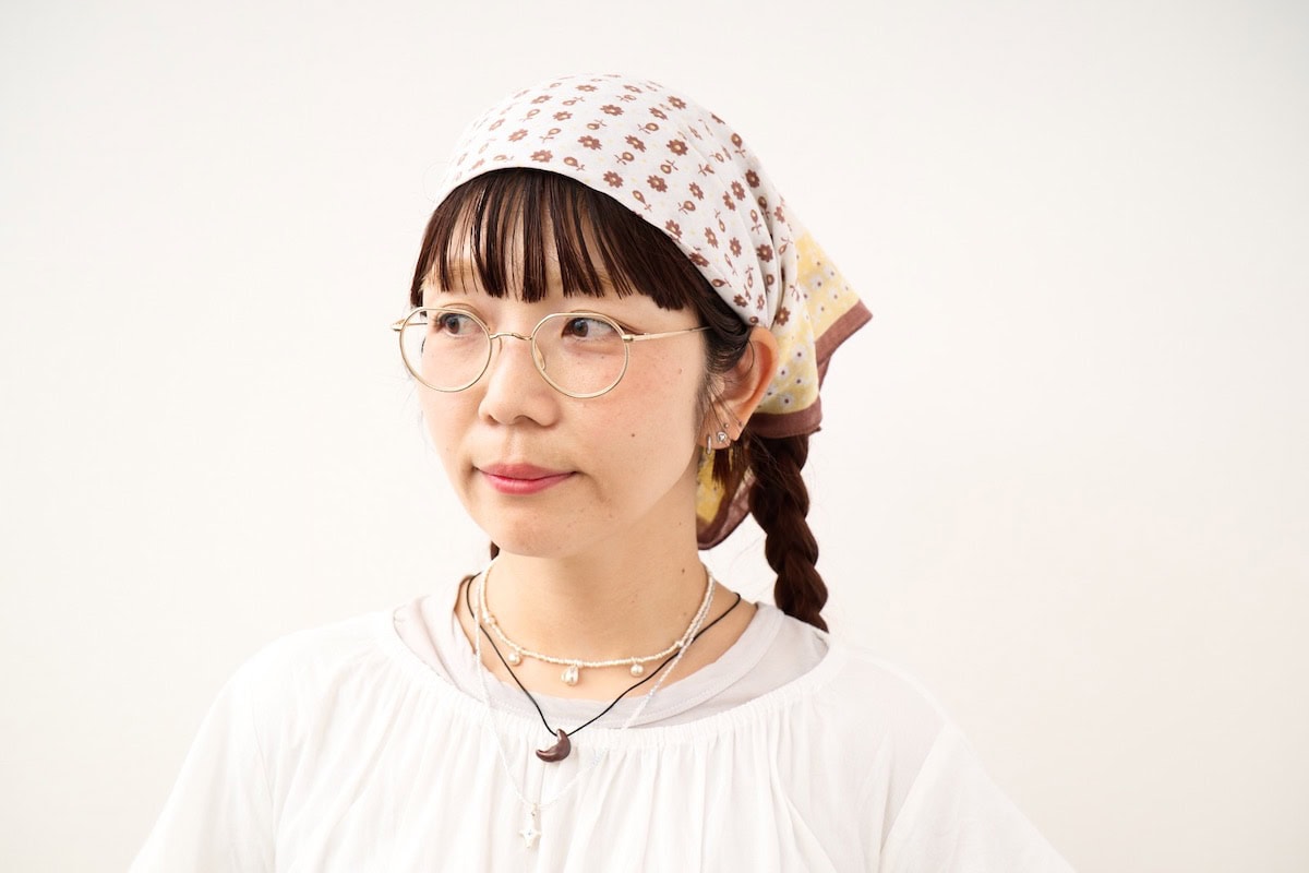 ビンテージの花柄バンダナと3本のネックレスを合わせた顔まわり