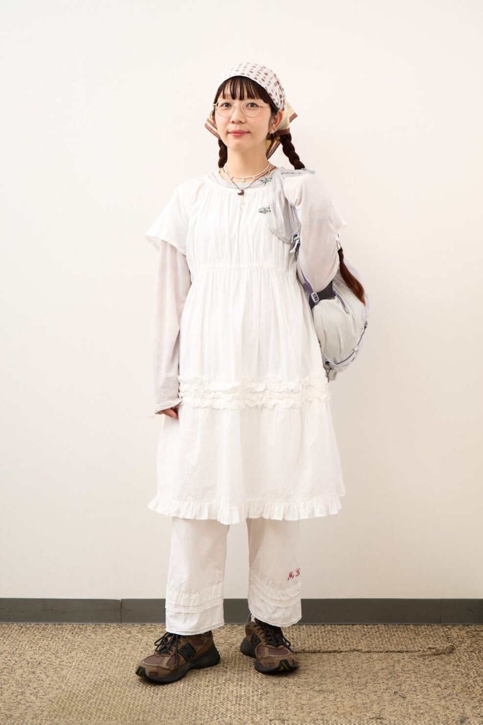 バウエンズ プレス 樋口綾花さんの私服ファッションスナップ。白のワントーンをベースに甘さとアウトドア感を心地よくミックス