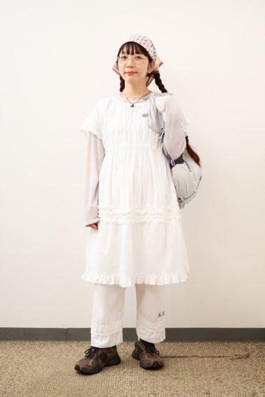 バウエンズ プレス 樋口綾花さんの私服ファッションスナップ。白のワントーンをベースに甘さとアウトドア感を心地よくミックス