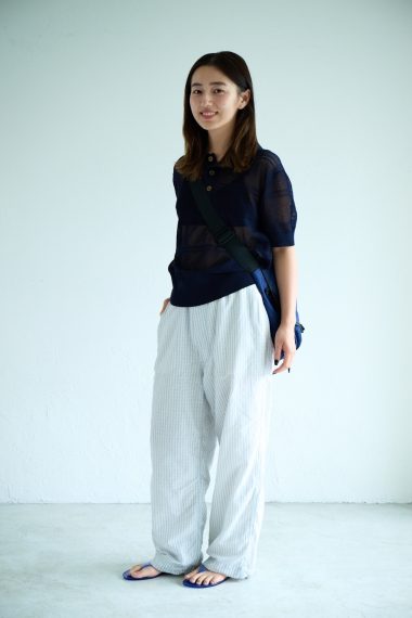 ビームス プレス 河江遥香さんの私服ファッションスナップ。メッシュのニットポロを主役に、ブルーでつなぐ夏のリラックススタイル