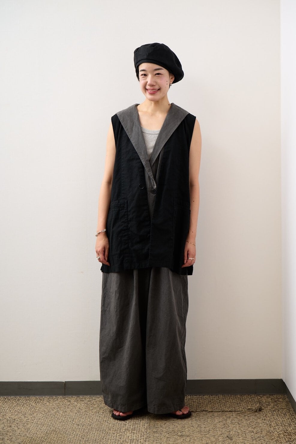 ネストローブ プレス 木下みのりさんの私服ファッションスナップ。サロペットにジレを重ねて、夏のモノトーンコーデを表情豊かに
