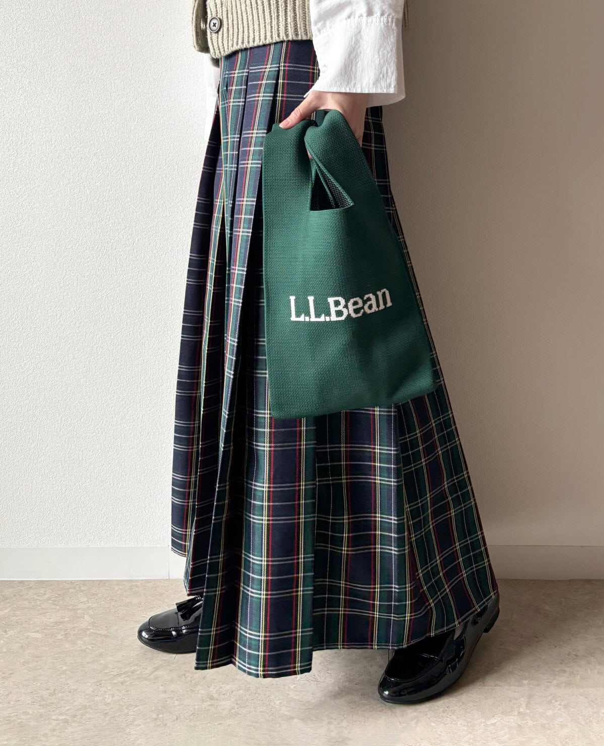 チェック柄スカートのナチュラル×トラッドコーディネートにリンネル2026年11月号のL.L.Bean付録バッグを合わせる