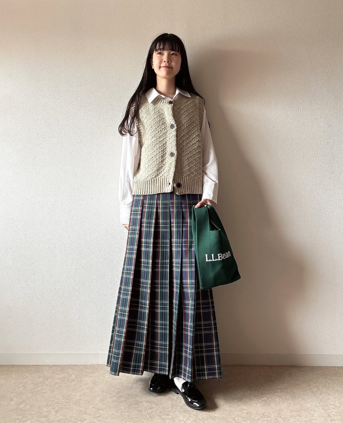 リンネル2026年11月号のL.L.Bean付録バッグとチェック柄スカートを合わせたナチュラル×トラッドコーディネート