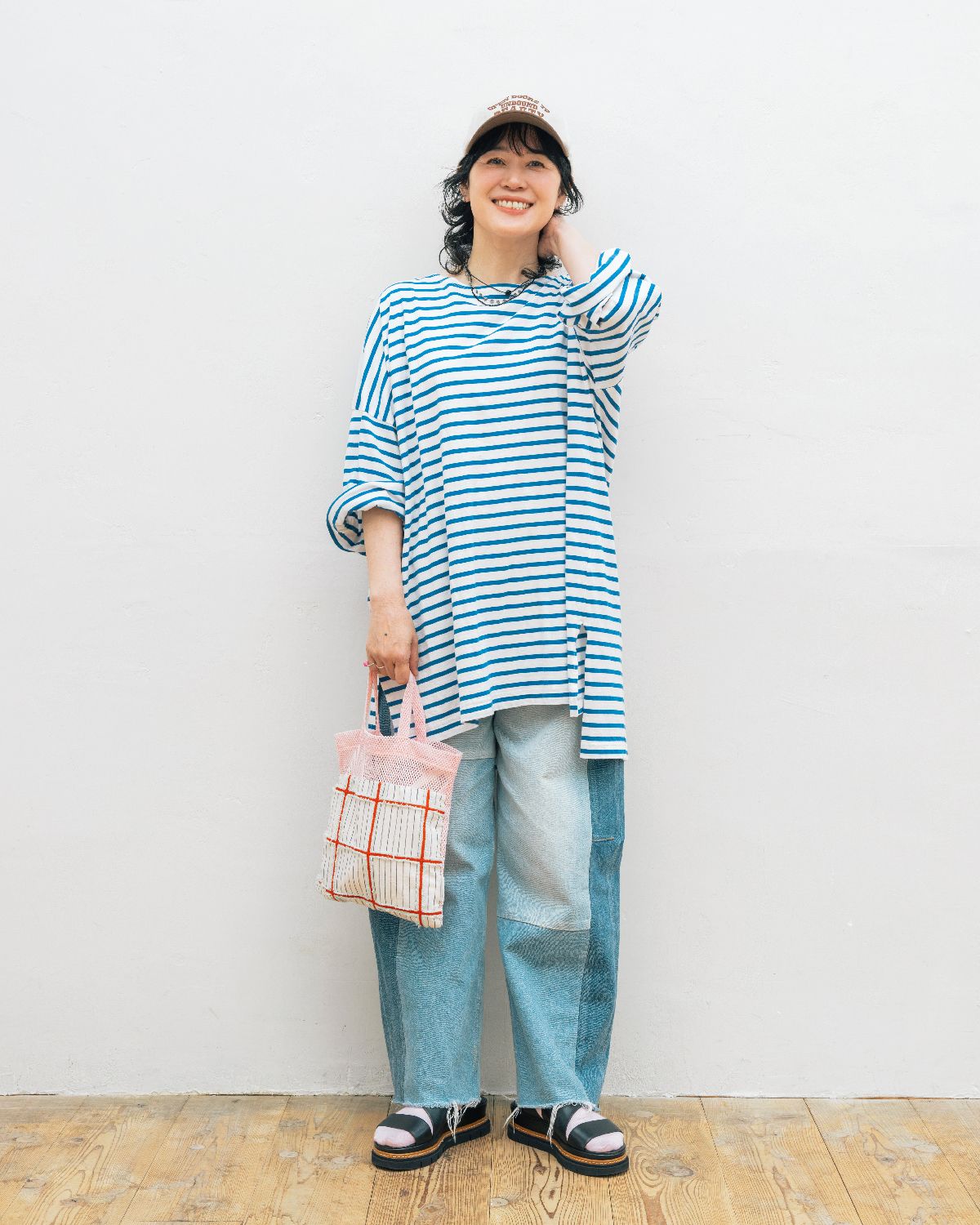 ヘアメイクデザイナー・高松 由佳さんのキャップコーデは、キャップを差し色にしてアクセントをプラス