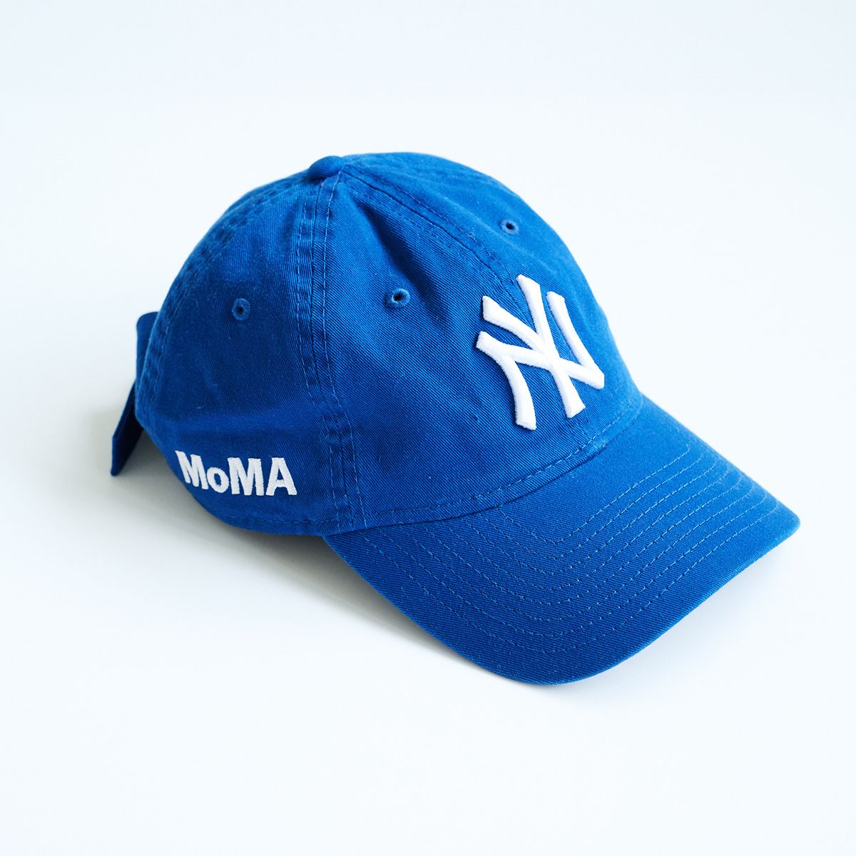 フラッパーズ プレス・杉浦 彩華さんは、MoMa×ニューエラのキャップを愛用中