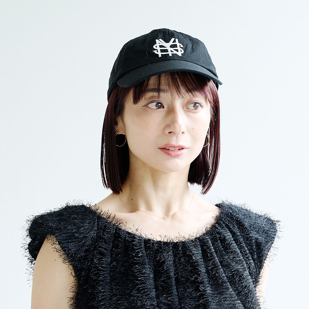 つばが程よくカーブしたメンズライクな表情のキャップは、アレンジせずそのまますっきりかぶるのがおすすめ