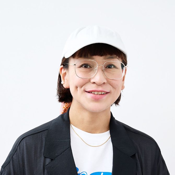 キャップをかぶるときは、ボブヘアのサイドの髪を耳にかけて、すっきりと見せて