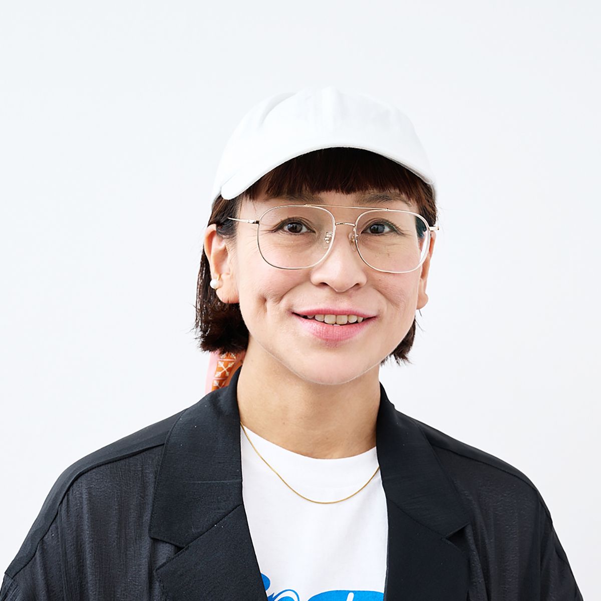 キャップをかぶるときは、ボブヘアのサイドの髪を耳にかけて、すっきりと見せて