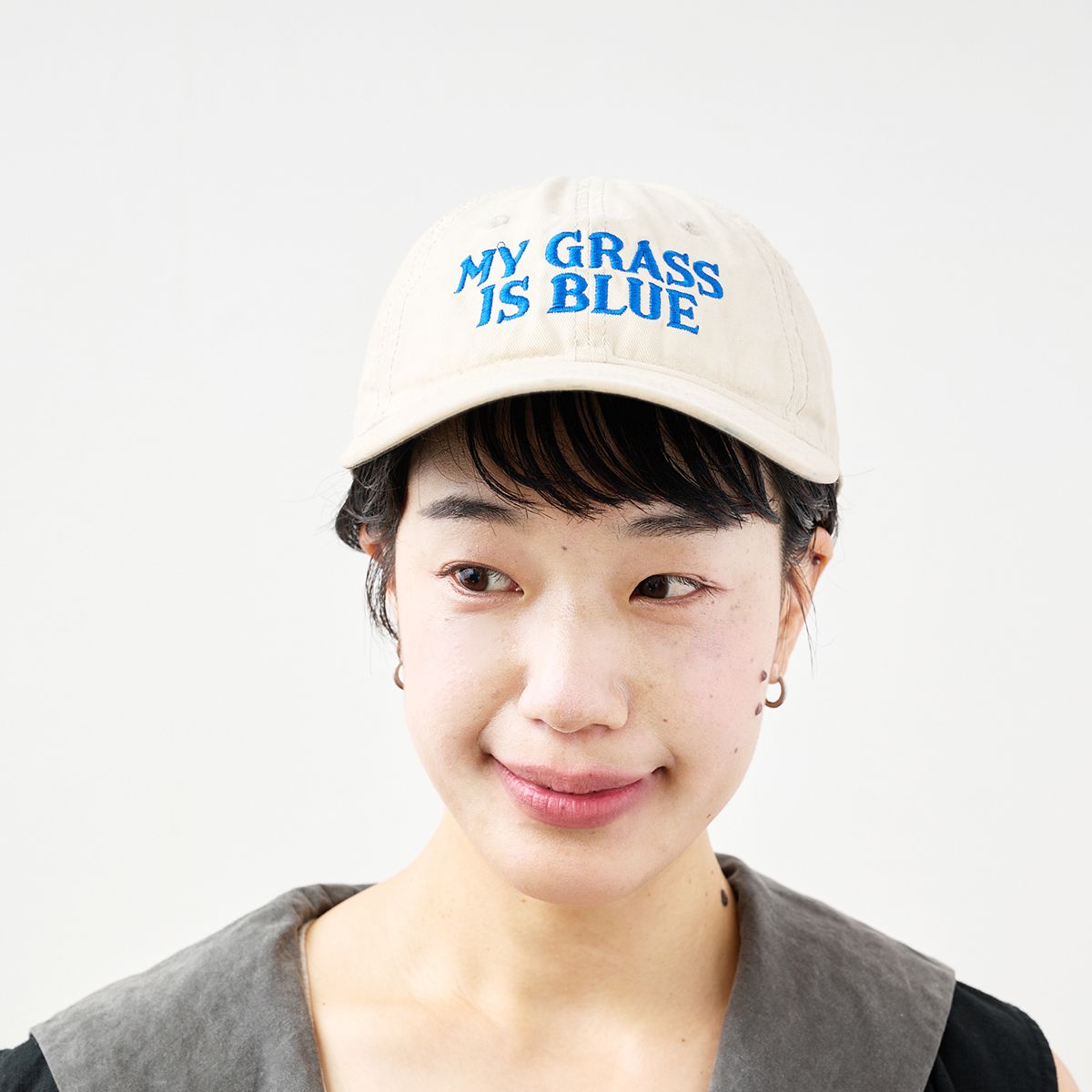 キャップを選ぶときは、なるべく6パネルのものを選び、ヘアはタイトに収めて