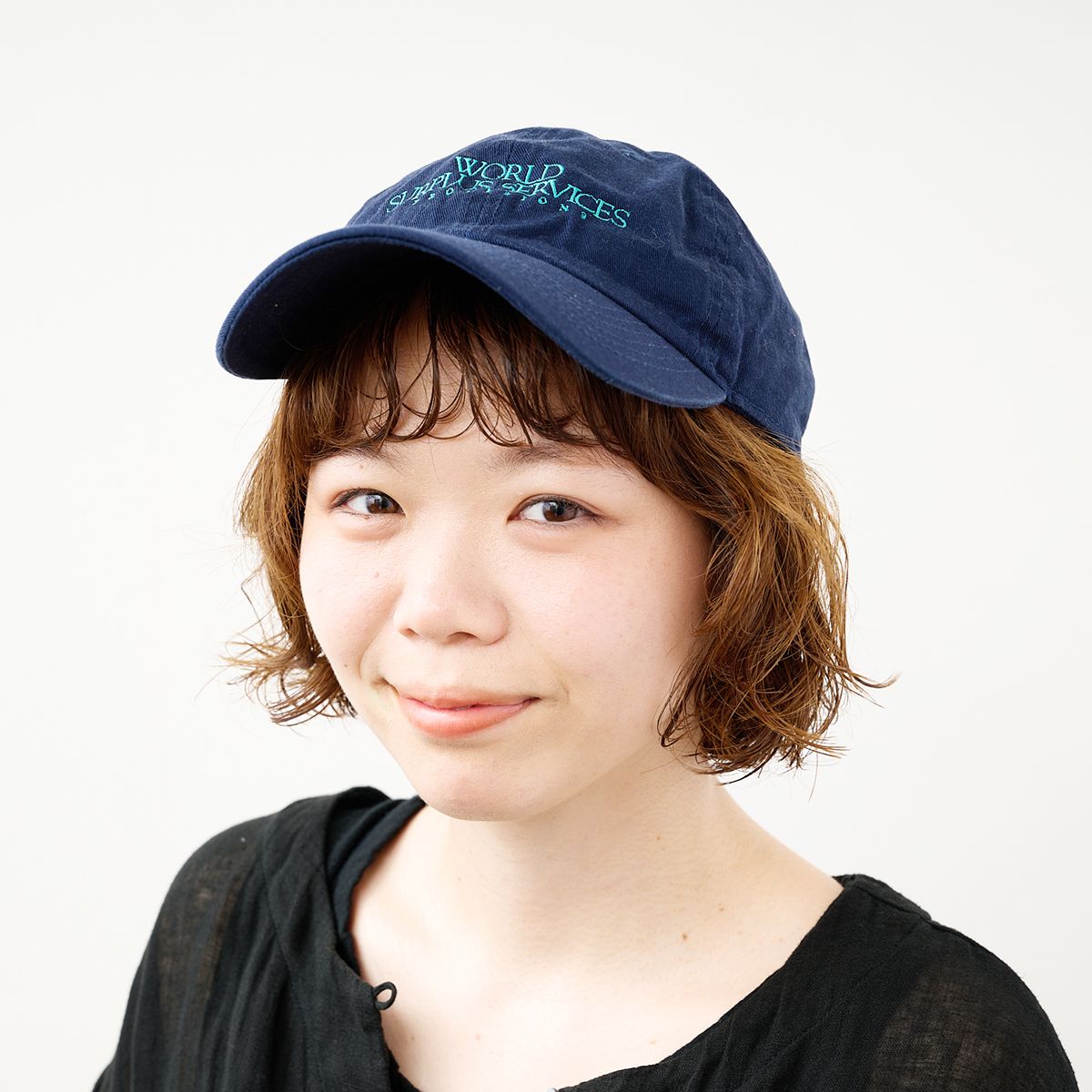 浅めにかぶって顔色がよく見えるように、顔が影にならないようなかぶり方で
