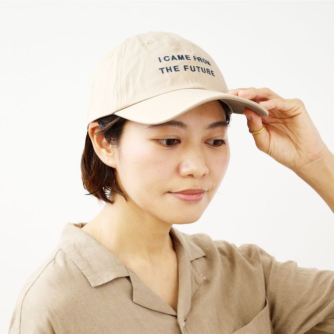 くたっとした形のキャップが好きな栗山さんは、前髪を全てキャップに入れて、ゆるっとかぶって