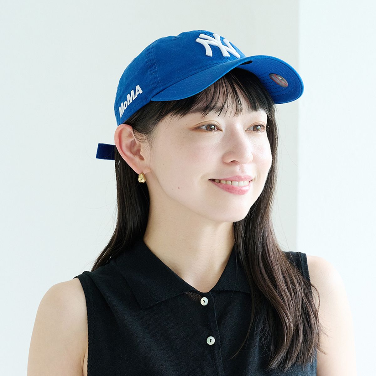 ホールド感と丸みのあるキャップで、ヘアをスタイリッシュにまとめて