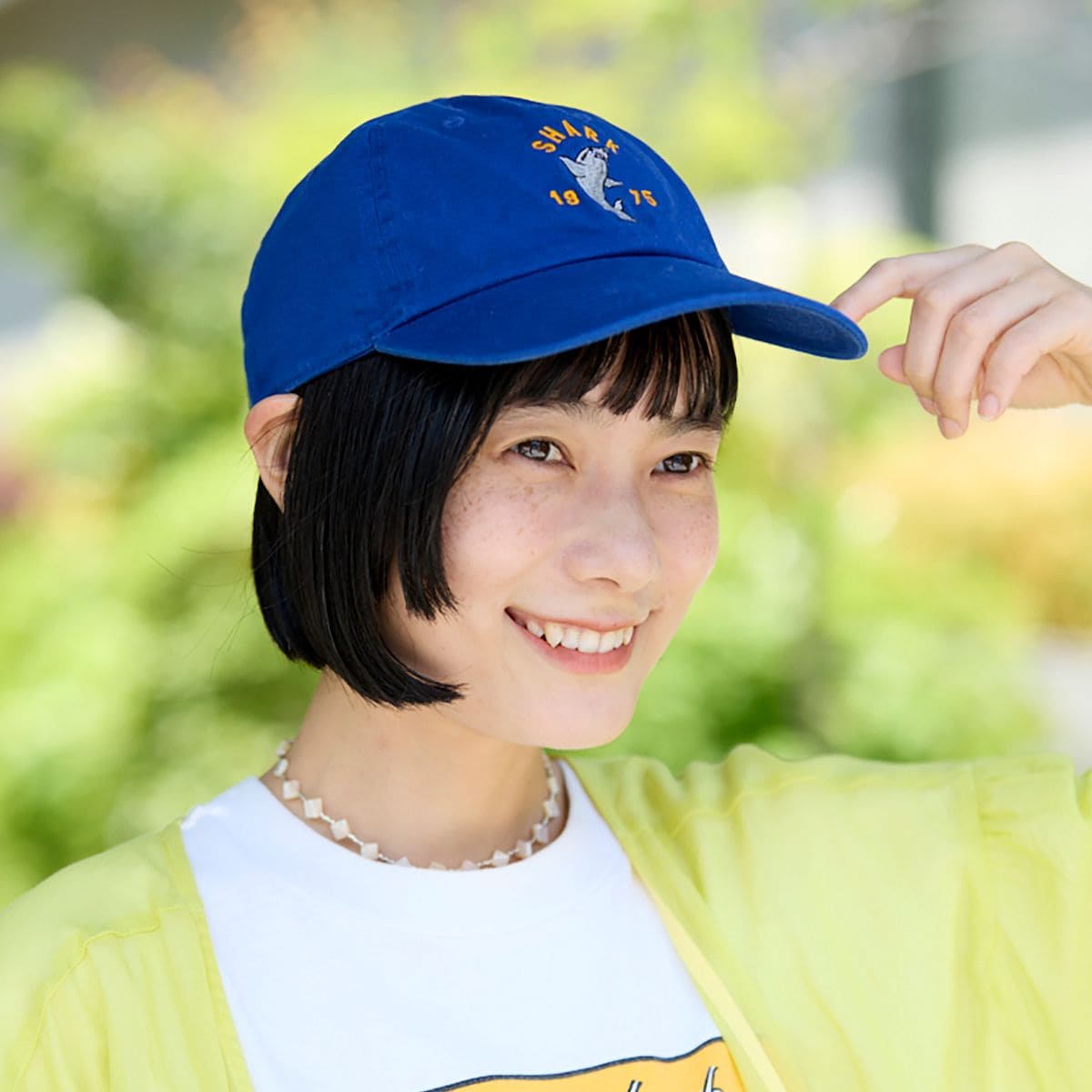 普段から青色の服を着ることが多い坂井さんは、深めの形で少し前髪を出してかぶるのがマイブーム