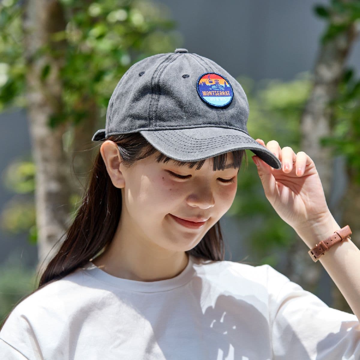 顔の骨格に合わせてキャップを選ぶアカリと柚子さんは、前髪の量は帽子の中でアレンジをして調節を