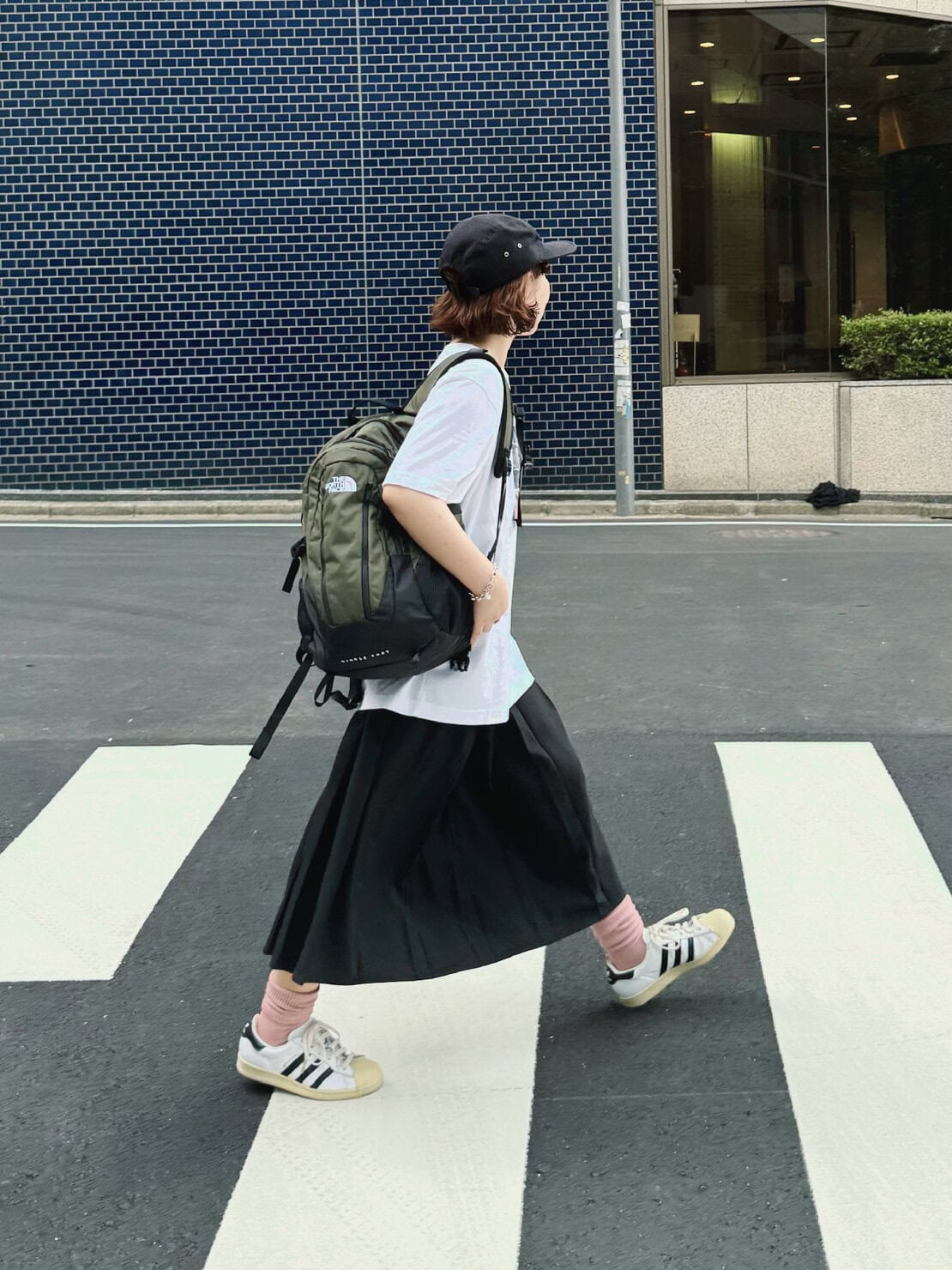 ホワイト、ブラックのベーシックカラーに、ピンクとカーキをポイント使いして、遊び心のある装いに