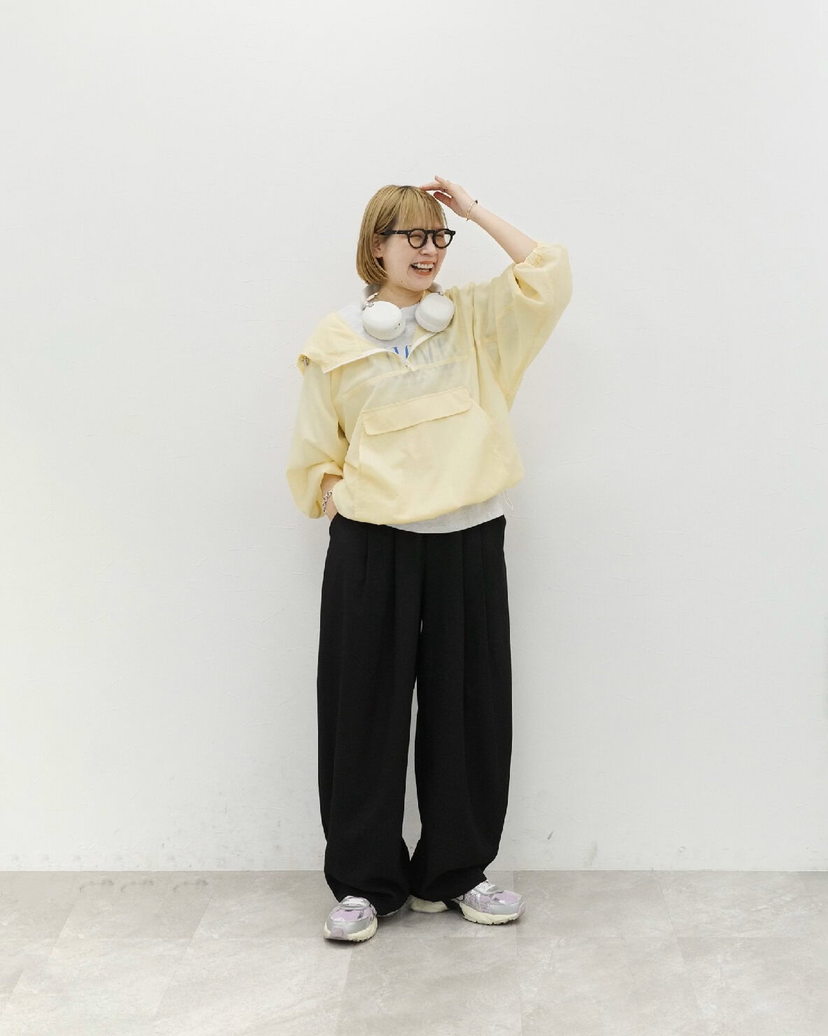 イエロー×ブラックの色を合わせて、色のコントラストがかわいいスポーティコーデ