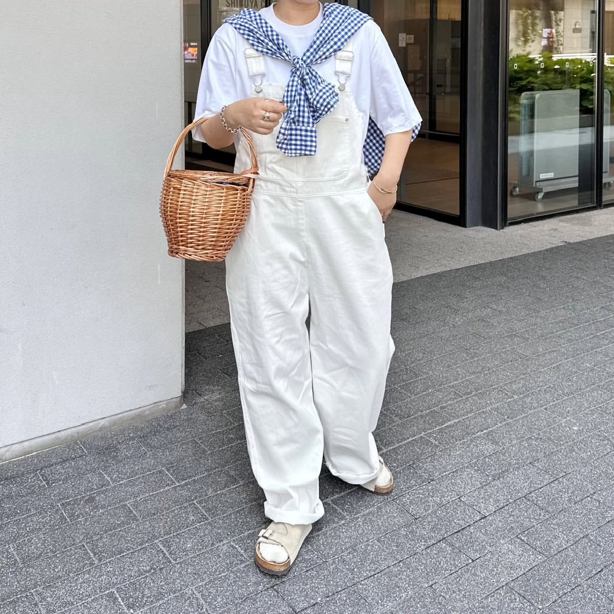 ホワイトにブルーのギンガムチェックシャツを合わせた、さわやかピクニックコーデ