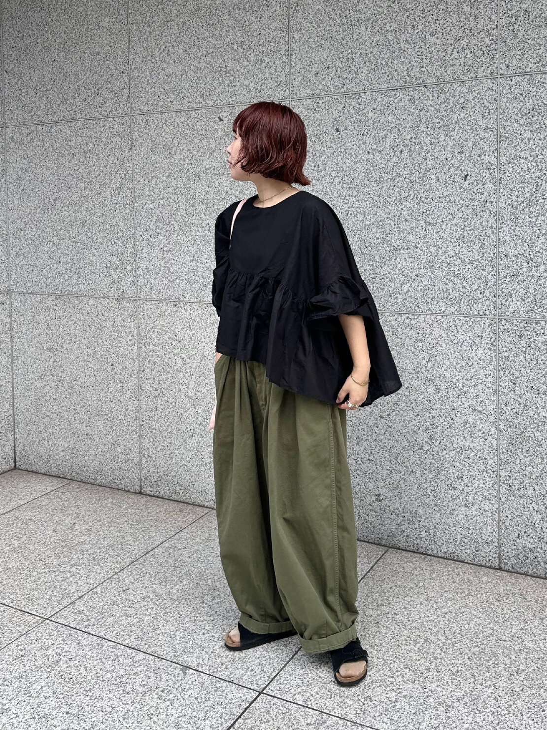 カーキのパンツがアクセントに!ブラック×カーキの組み合わせで、大人っぽいおでかけコーデ