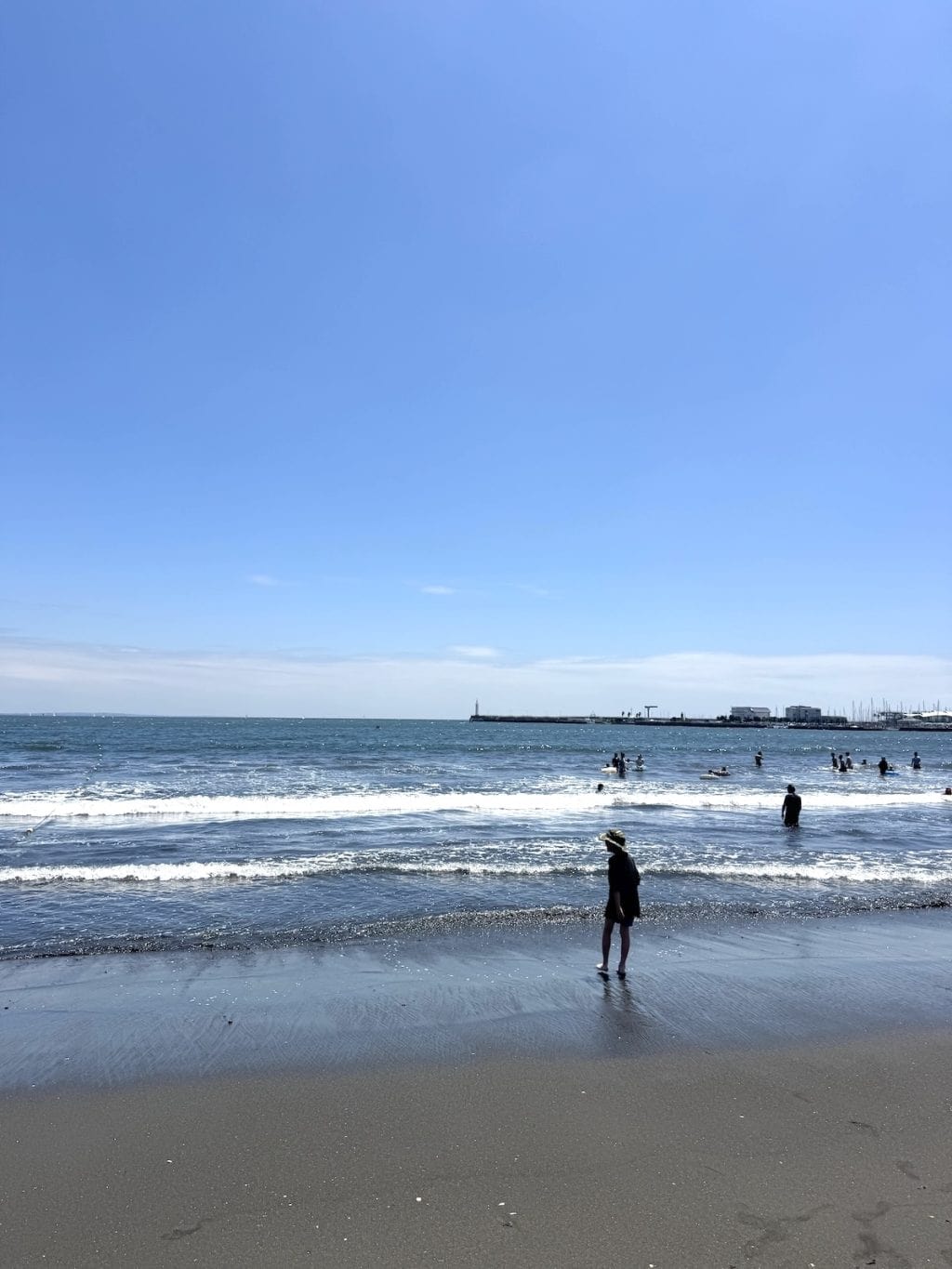 江ノ島の海辺を歩く子どものシルエット