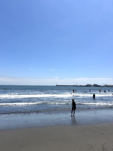 江ノ島の海辺を歩く子どものシルエット