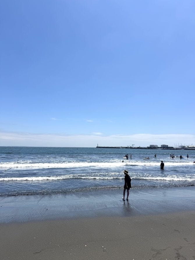 江ノ島の海辺を歩く子どものシルエット