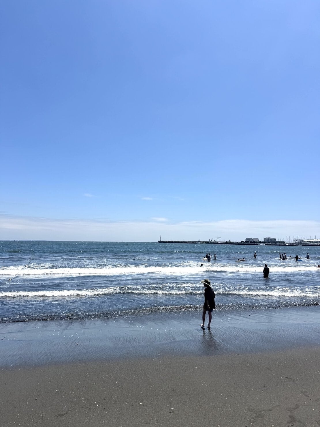 江ノ島の海辺を歩く子どものシルエット
