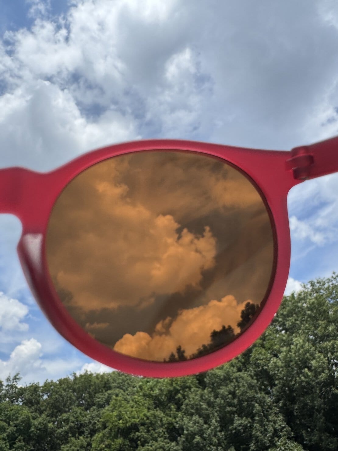 サングラス越しに空を写した写真