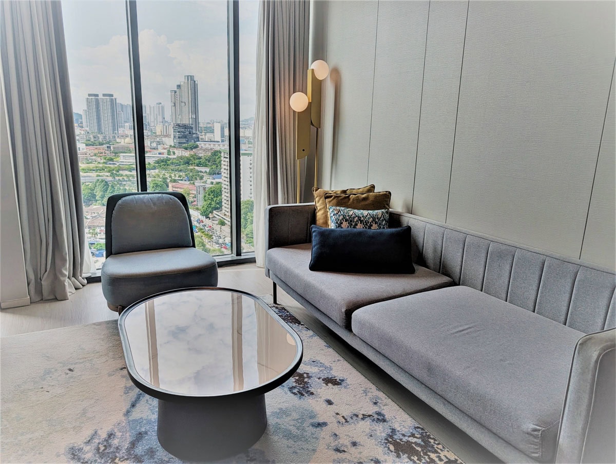 Pan Pacific Serviced Suites Kuala Lumpurの広々としたリビングの様子