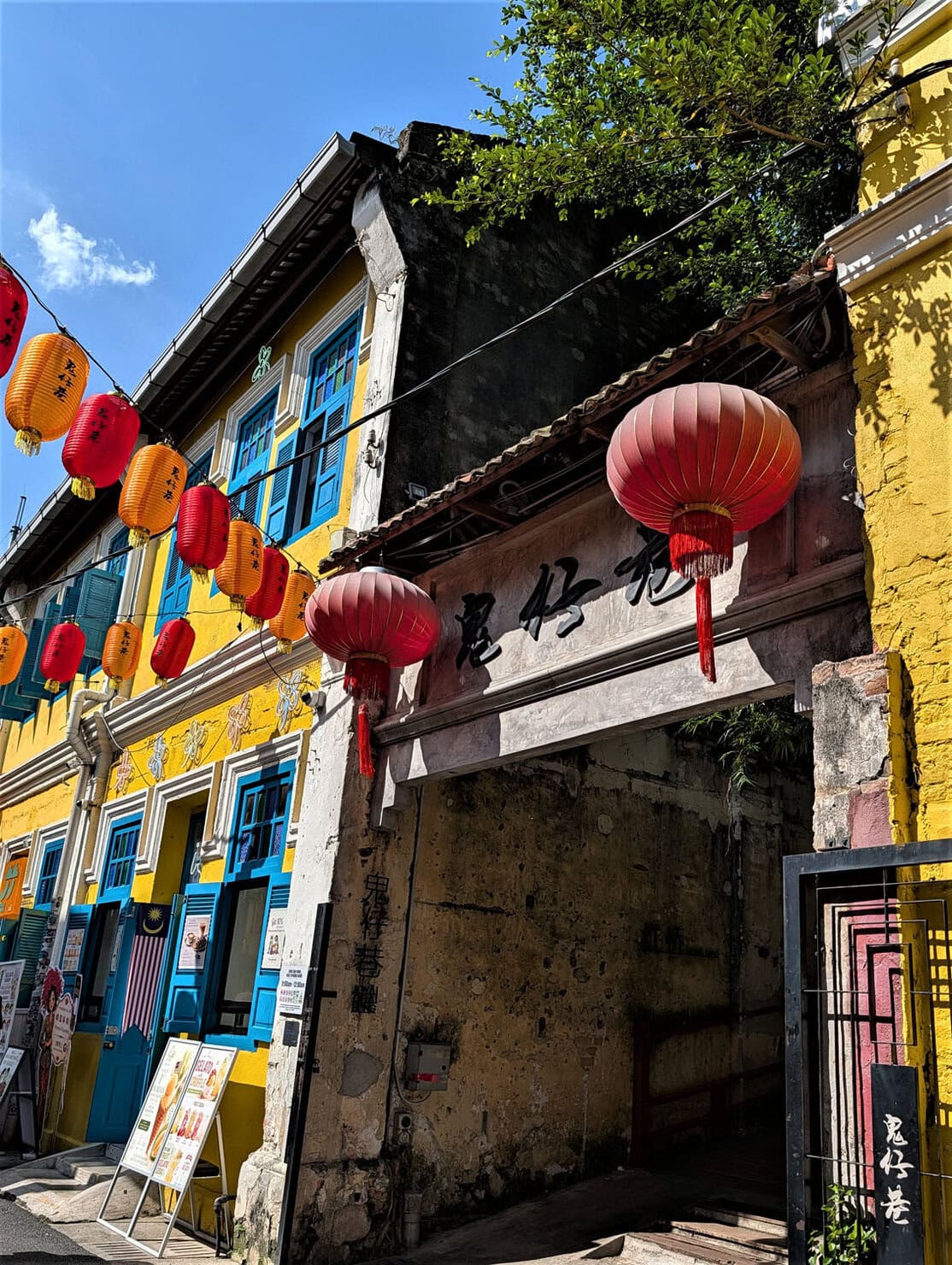 クワイチャイホン(Kwai Chai Hong/鬼仔巷)は、チャイナタウン、ペタリン・ストリートの裏手にある、古い路地を再生したエリアで、1960年代のチャイナタウンの暮らしを描いた壁画が有名