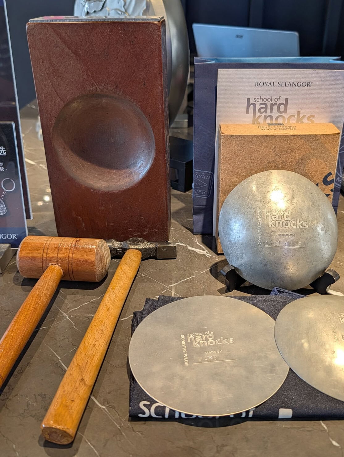 マレーシアのクアラルンプールで体験できる「ピューター(Pewter / 錫製品)体験」は、マレーシアの伝統工芸に直接触れられる大人気のアクティビティ。