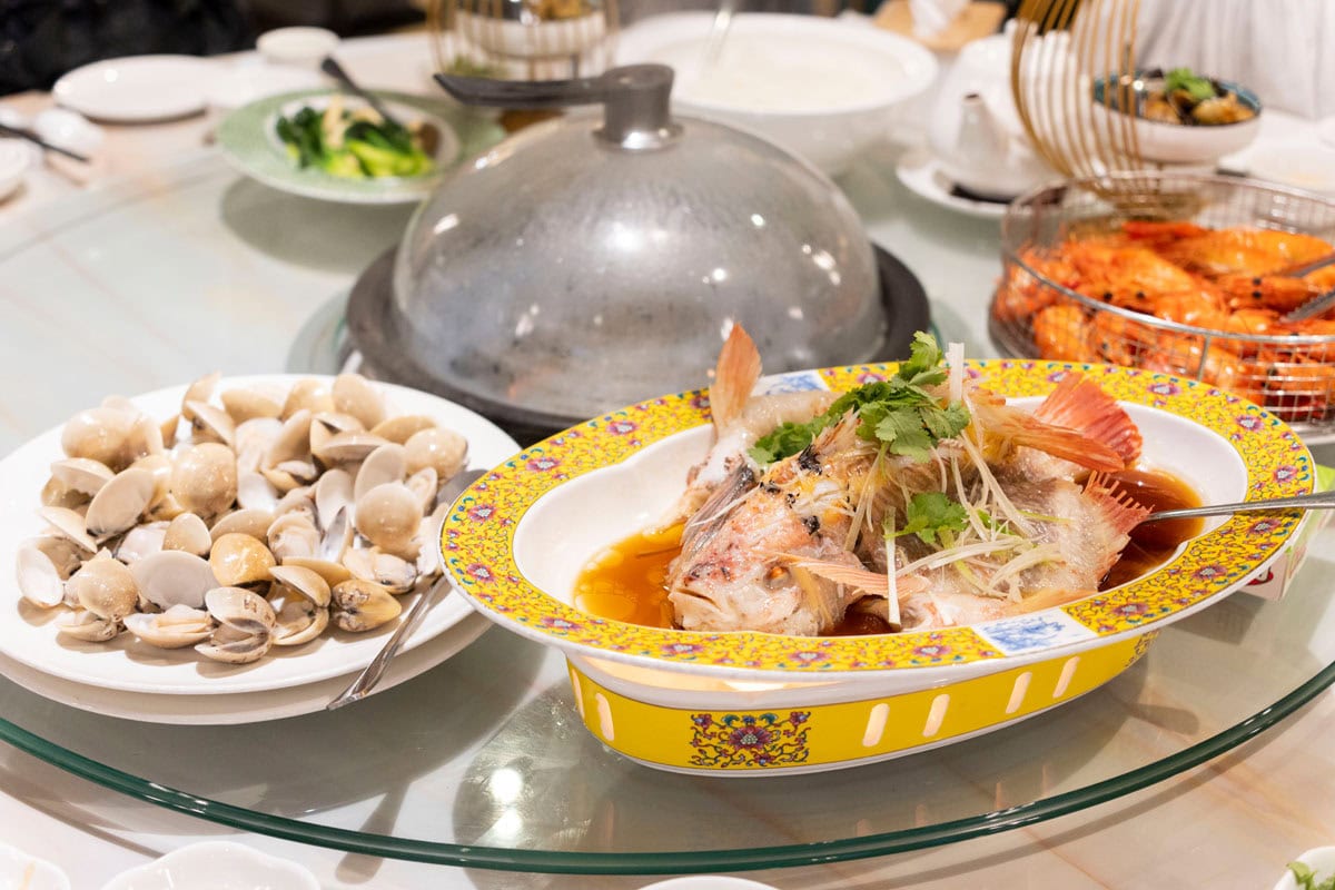 KLCCエリアにある「Steam Era Seafood(マリーナシーフード蒸時代)」は、観光客だけでなく、地元の家族連れや中華系マレーシア人にも大人気の「ちょっと贅沢」なレストラン。