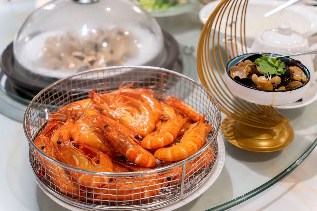 KLCCエリアの「Steam Era Seafood(マリーナシーフード蒸時代)」は、ちょっと贅沢なレストラン。店内のいけすから揚げたてのエビやカニを、目の前の特製鍋でダイレクトに蒸し上げるワクワク感がたまりません。
