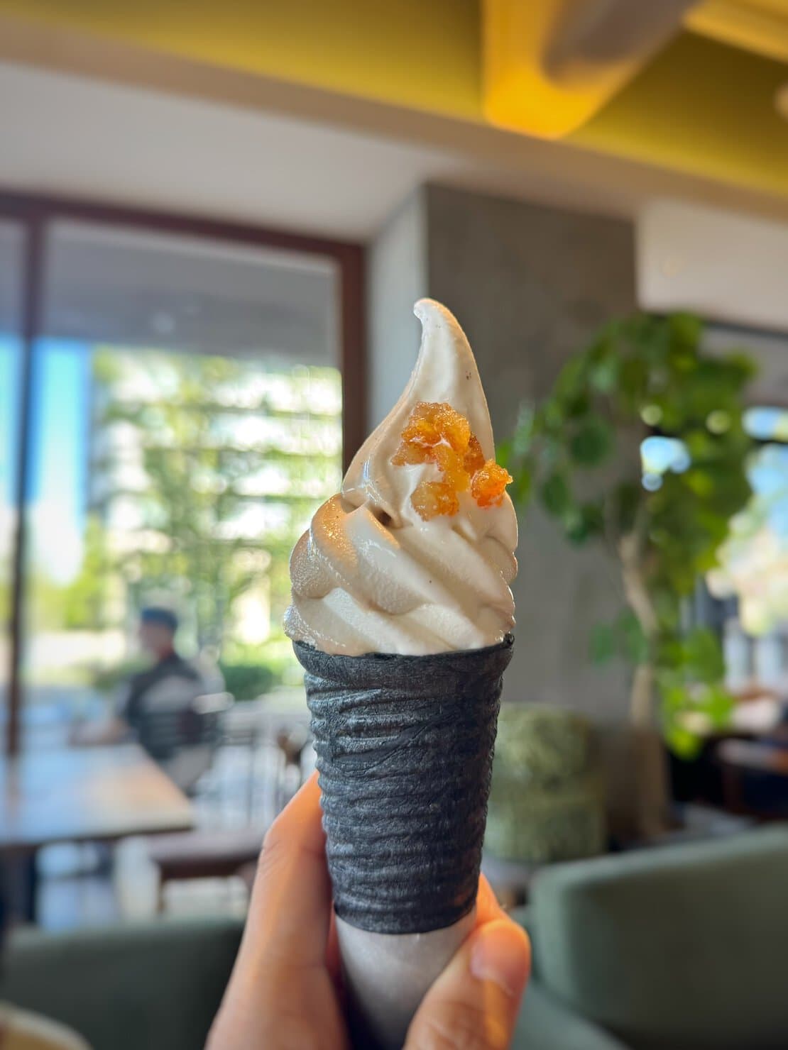 LATTE GRAPHIC聖蹟桜ヶ丘店でソフトクリームを手に持ち食べる前に撮影