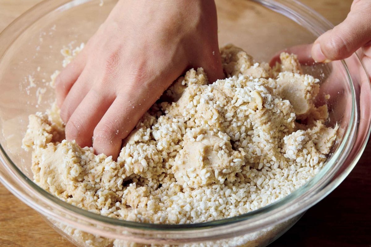 ひと晩発酵みその作り方 米麹と大豆ペーストを混ぜる