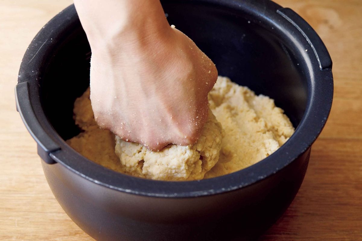 ひと晩発酵みその作り方 炊飯器に材料を詰めていく